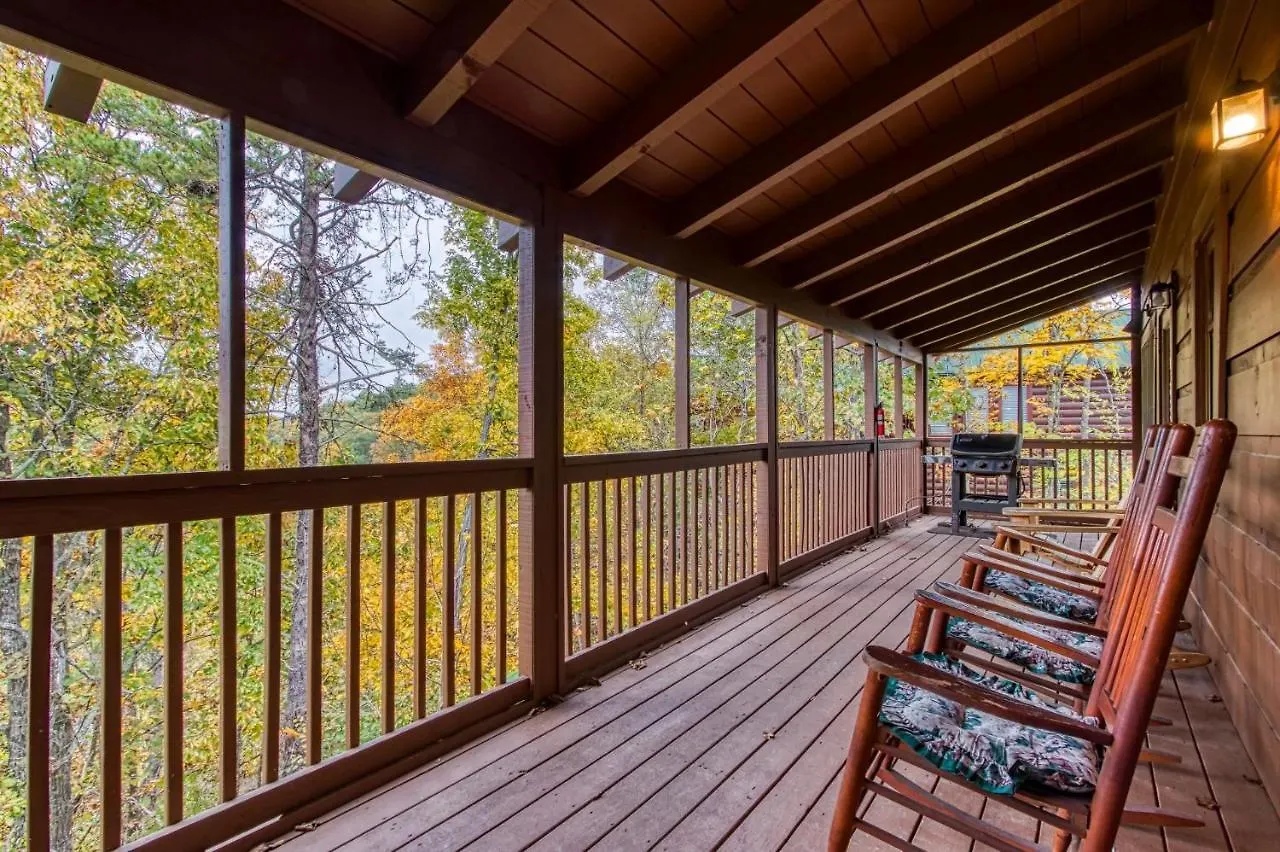 Ern819 - Mountain Majesty - Great Location! Close To The Action! Holiday home Pigeon Forge