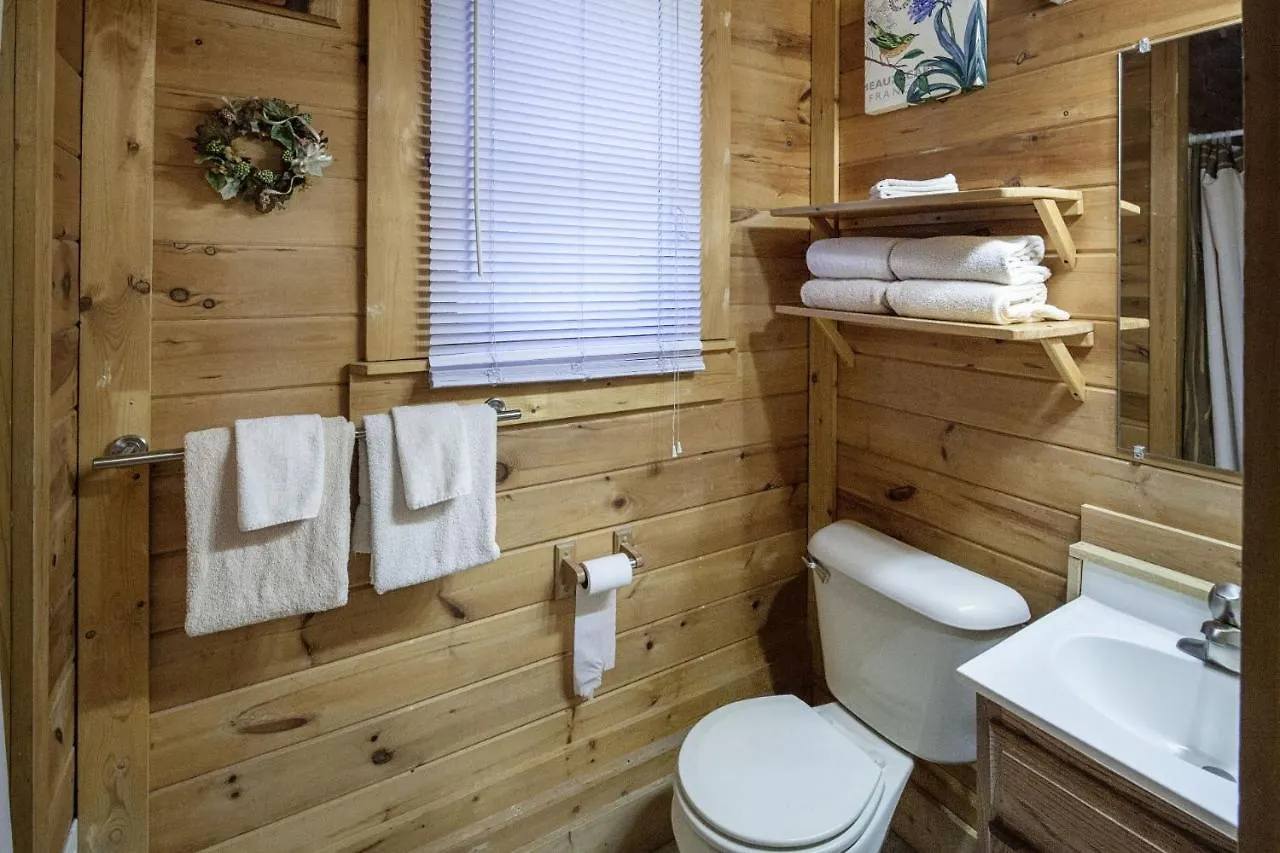 Er36 - Cozy Creekside Great Location- Close To Town Holiday home *
