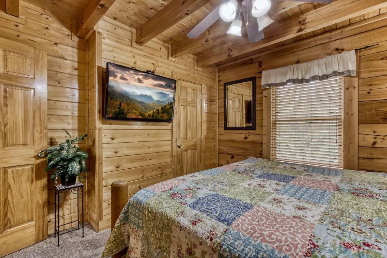 Ern819 - Mountain Majesty - Great Location! Close To The Action! Holiday home