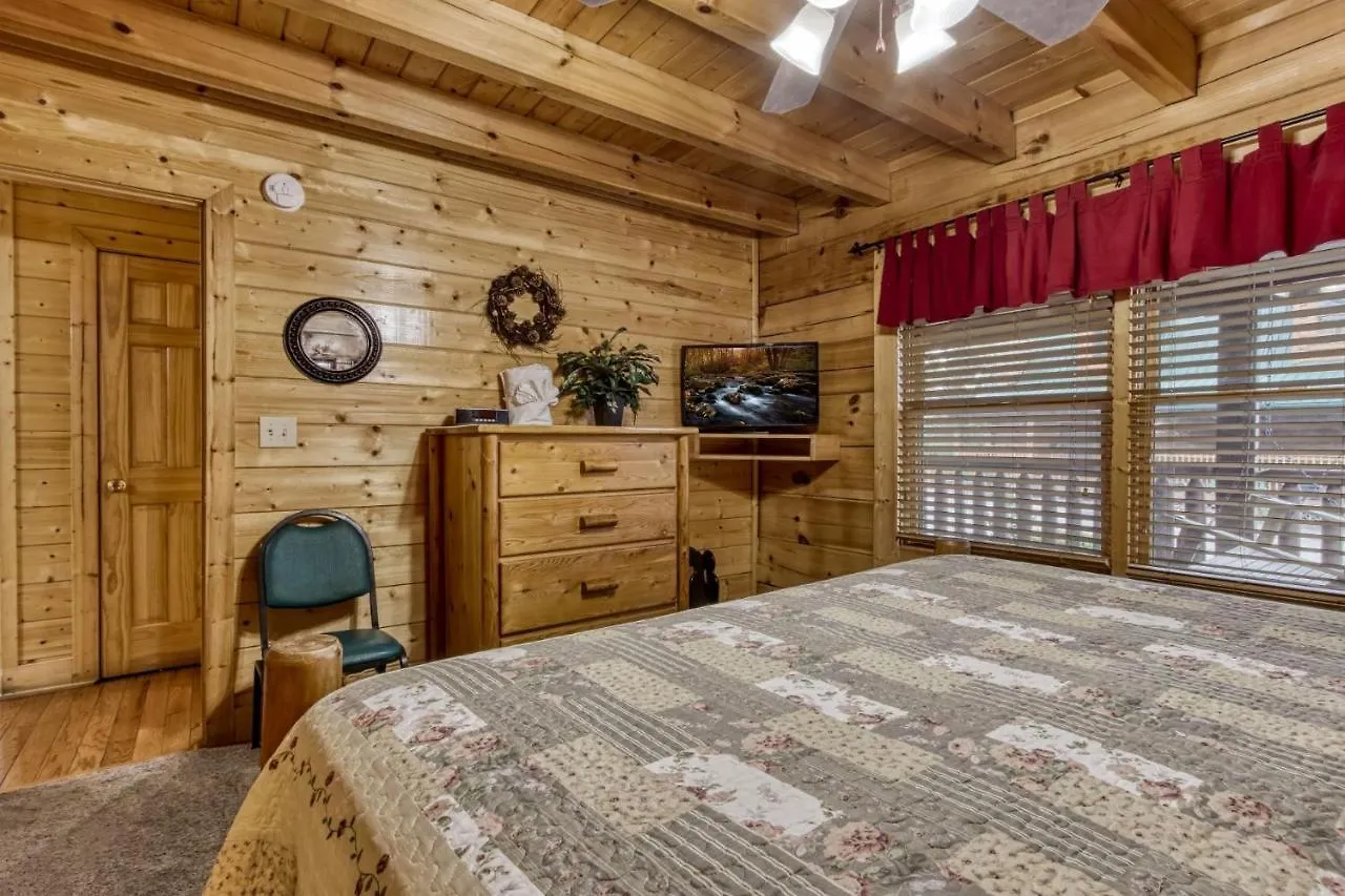 Ern819 - Mountain Majesty - Great Location! Close To The Action! Pigeon Forge