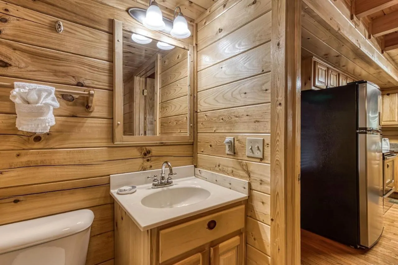 Ern832 - Lakeside Hideaway - Great Location! Close To The Action!