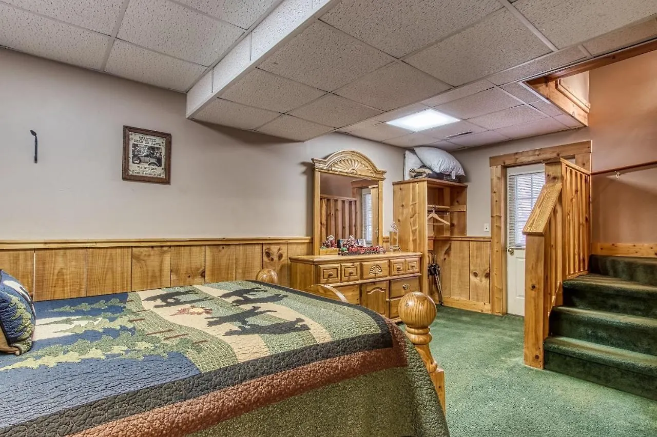 Er83 - Savage Loft - Your Close To The Action Getaway Pigeon Forge