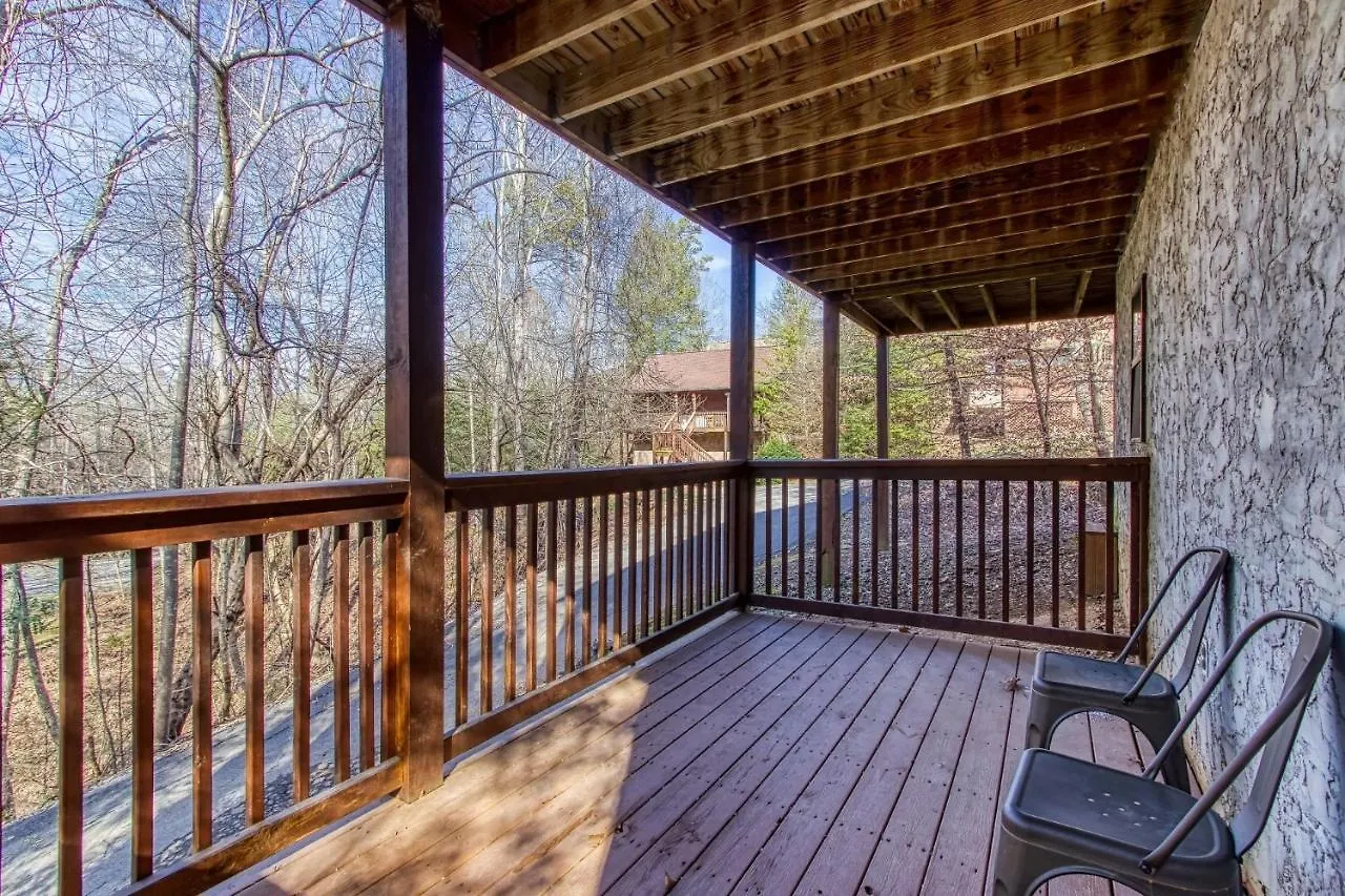 Er83 - Savage Loft - Your Close To The Action Getaway