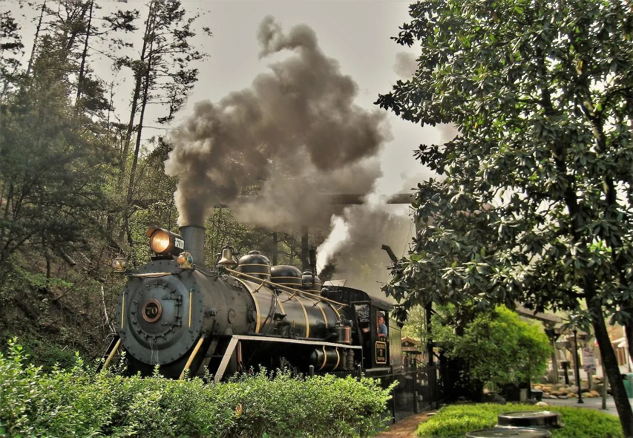 Pine Mountain Retreat, Hot Tub, Game Room, 1089 Free Tickets Each Paid Day, Dollywood And Holiday home Pigeon Forge