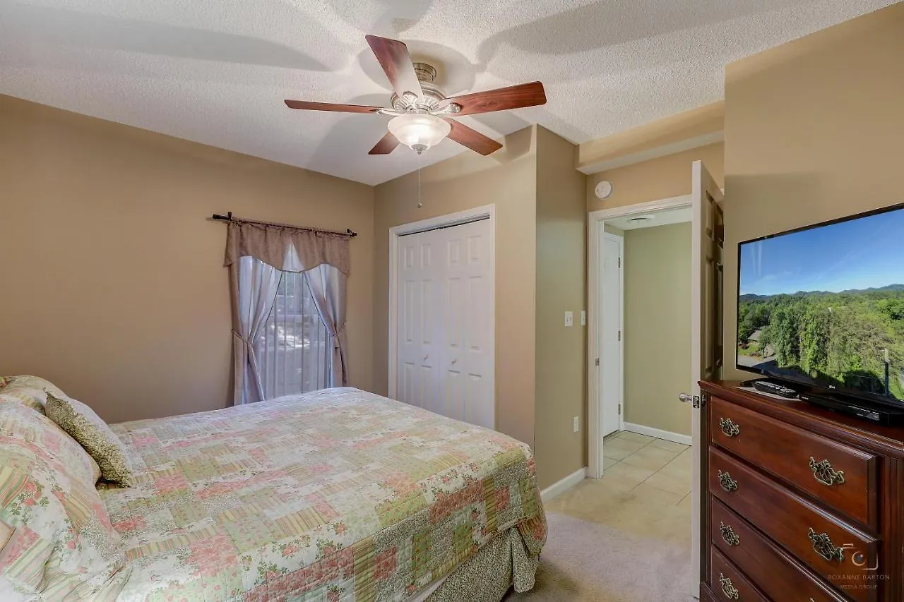 Easy Street Whispering Pines 211 Apartment *