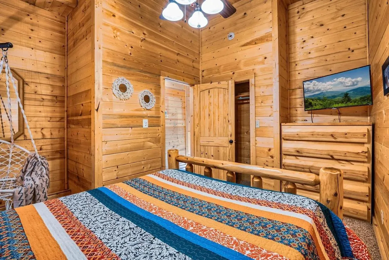 Pine Haven Hollow, Hot Tub, Game Room, Wifi, 1089 Free Tickets Each Paid Day, Dollywood And