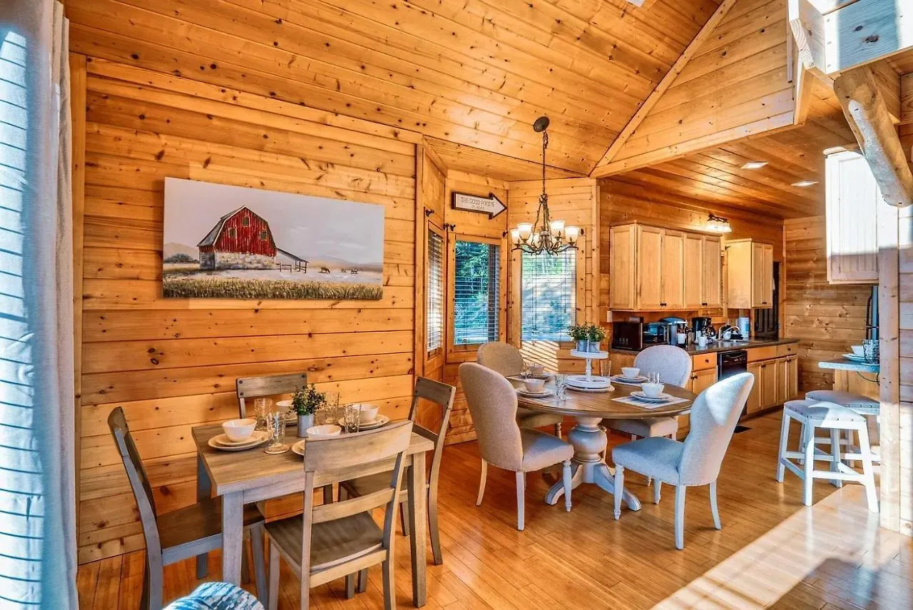 Holiday home Pine Haven Hollow, Hot Tub, Game Room, Wifi, 1089 Free Tickets Each Paid Day, Dollywood And Pigeon Forge