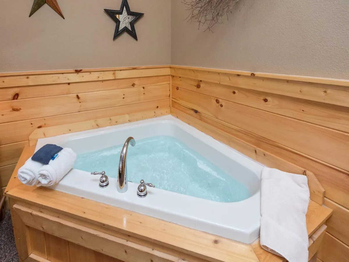 Moonlight Theater Lodge, 3 Bedrooms, Hot Tub, Pool, Sleeps 14 *