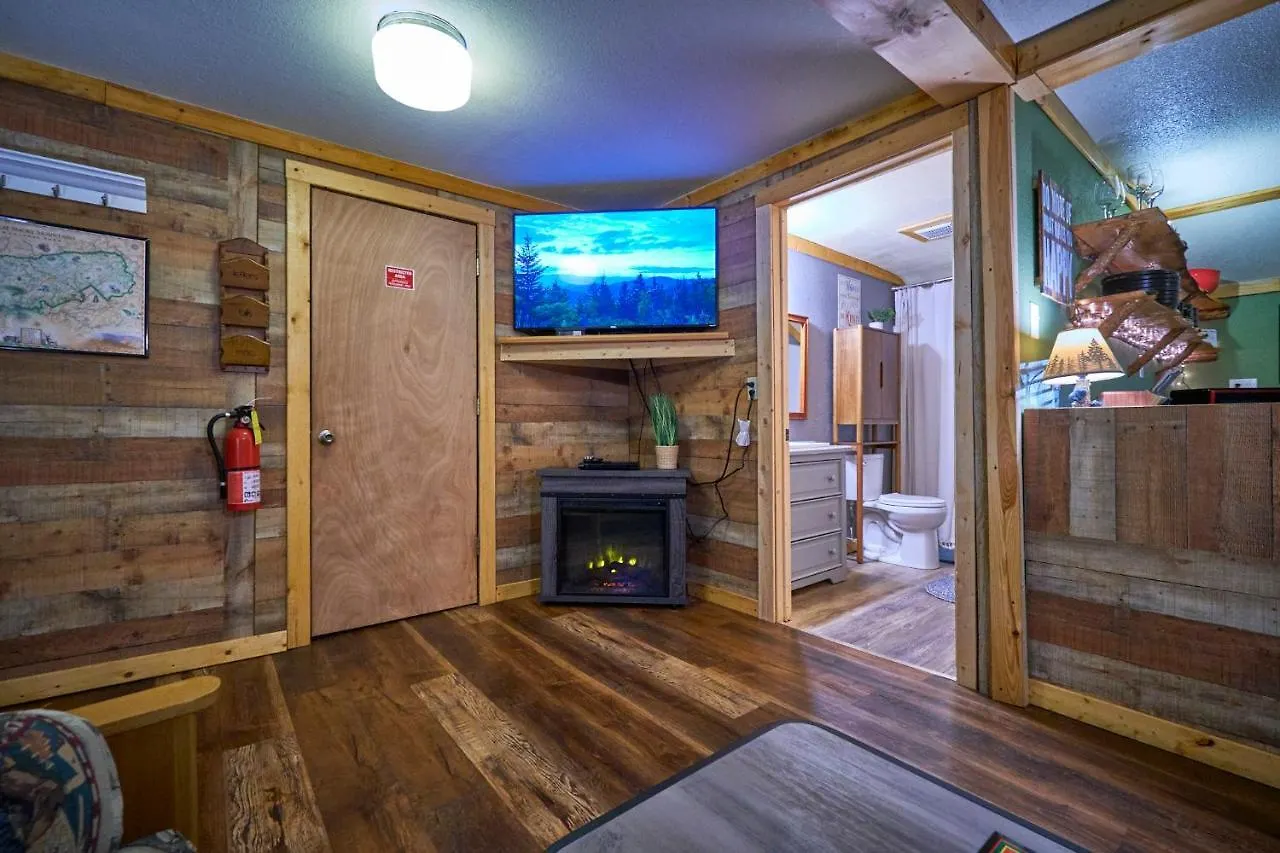 Apartment Steps From Downtown Parkway + Private Hottub And Firepit - Wifi - Firefly *
