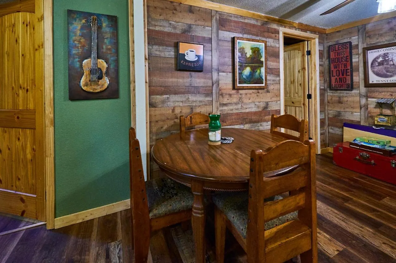 Steps From Downtown Parkway + Private Hottub And Firepit - Wifi - Firefly Apartment *