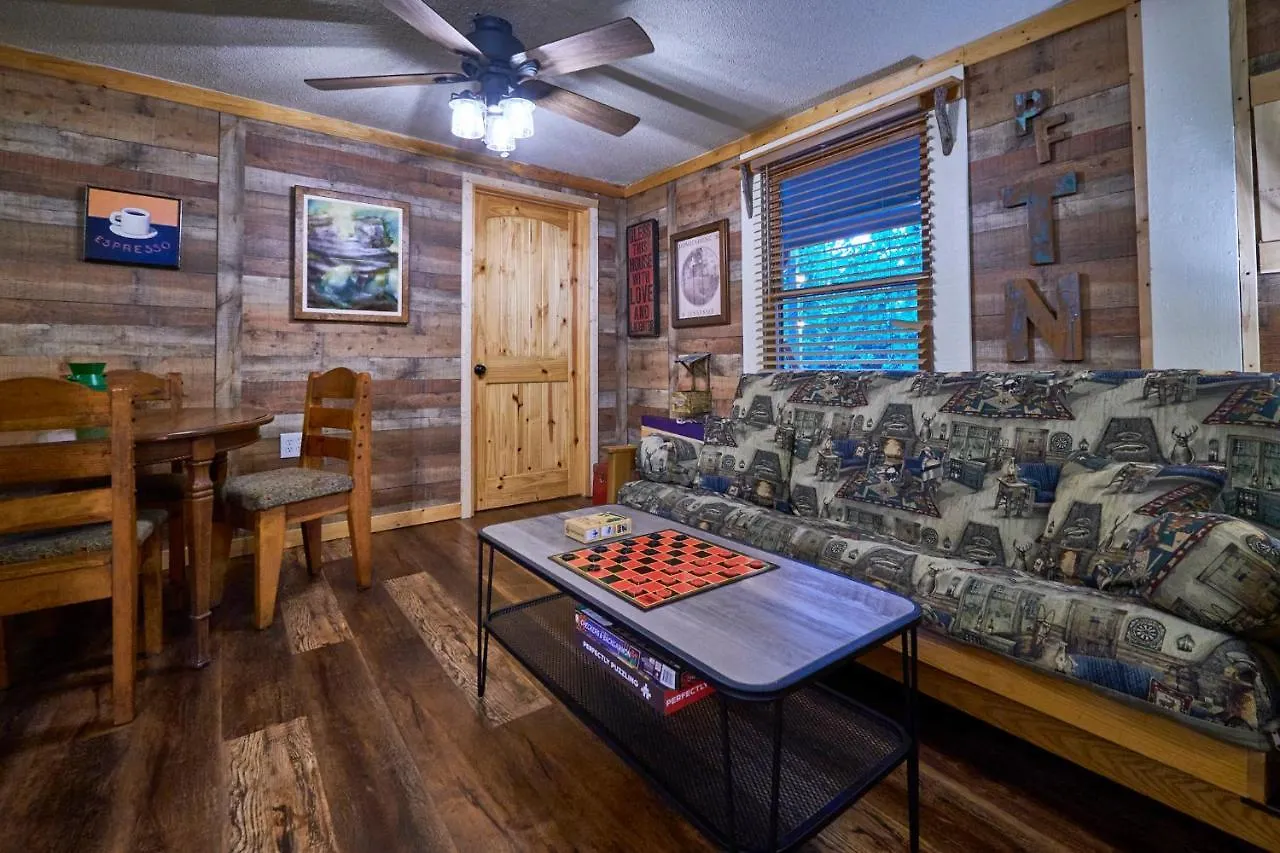 Steps From Downtown Parkway + Private Hottub And Firepit - Wifi - Firefly Apartment *