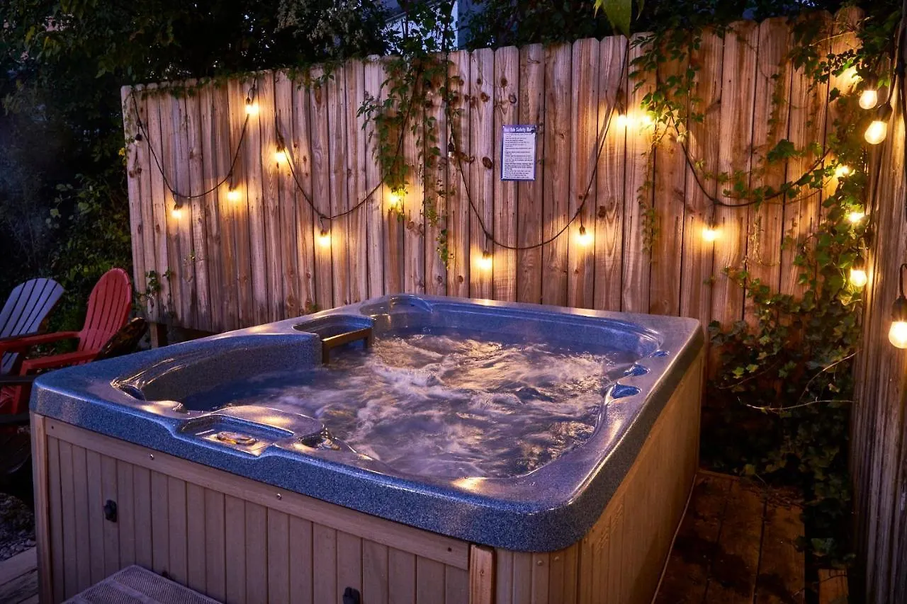Steps From Downtown Parkway + Private Hottub And Firepit - Wifi - Firefly