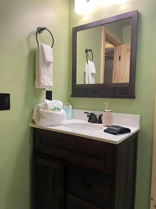 Creekside Hideaway - Real Log W/great Location Holiday home Pigeon Forge