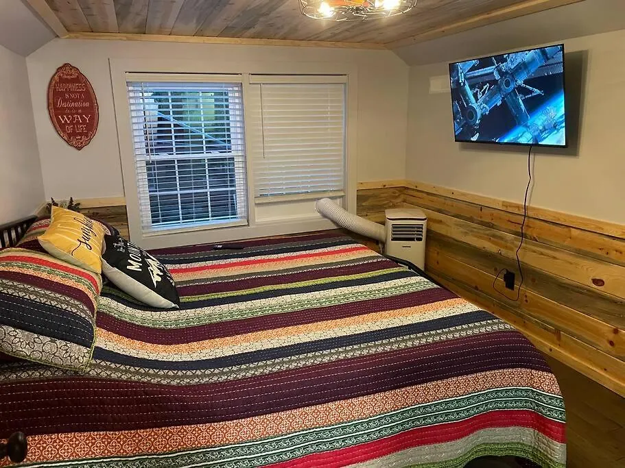 Creekside Hideaway - Real Log W/great Location * Pigeon Forge