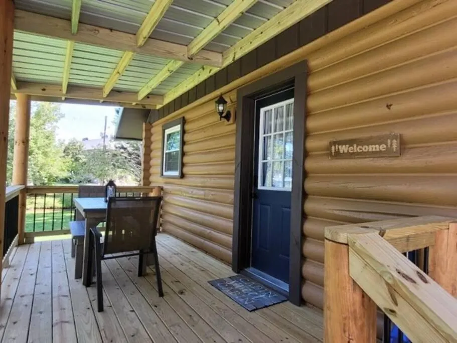 Creekside Hideaway - Real Log W/great Location Holiday home *