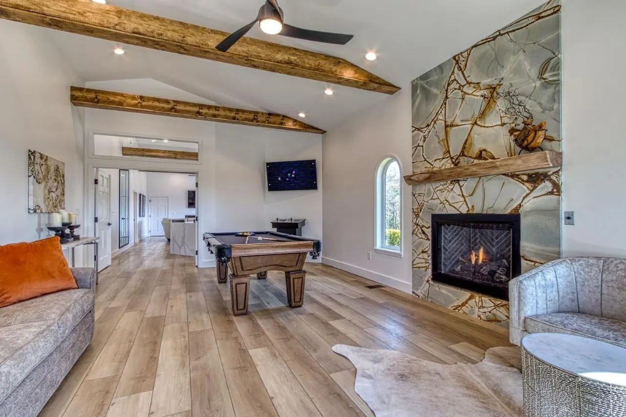 Mountain Valley Revival - Brand New Renovations, Close To Town, Panoramic Mountain Views!! Holiday home *