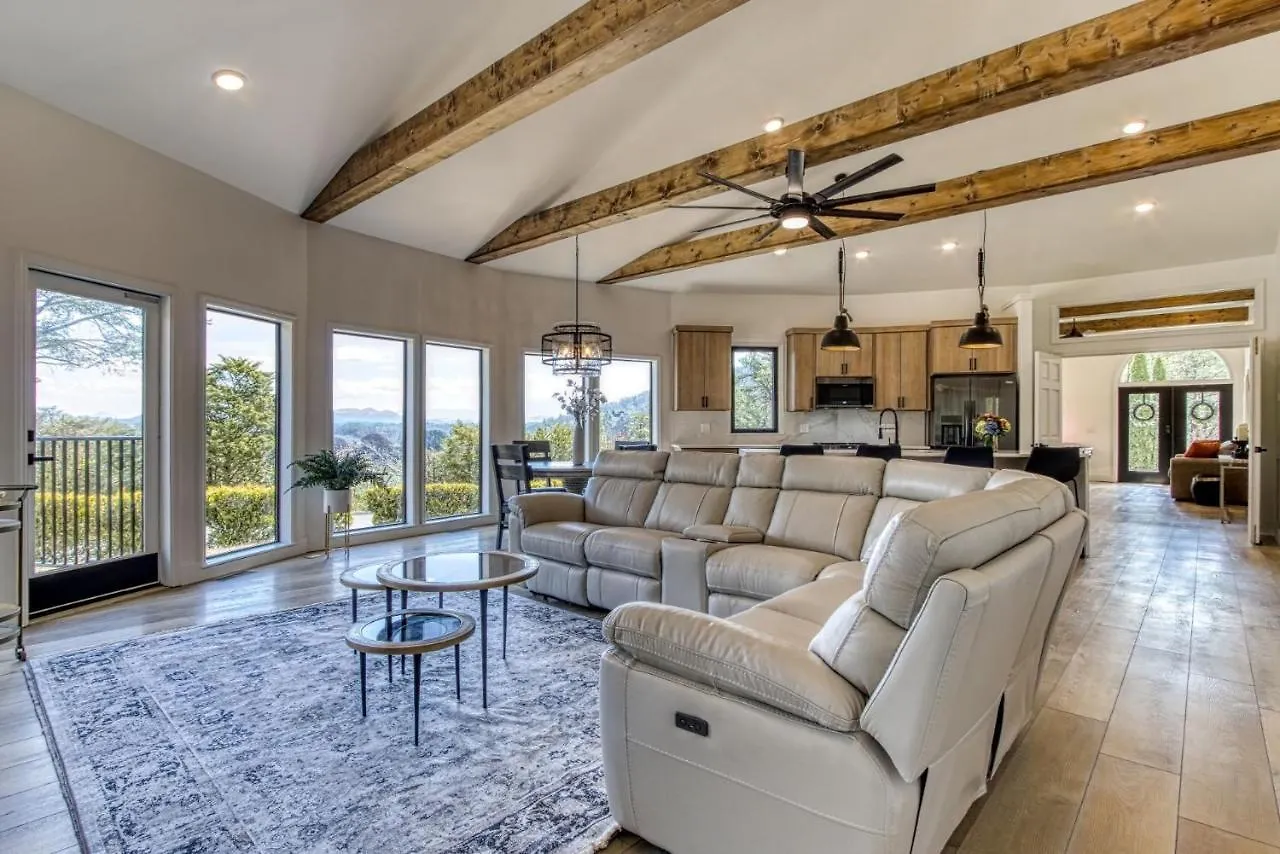Mountain Valley Revival - Brand New Renovations, Close To Town, Panoramic Mountain Views!! Holiday home
