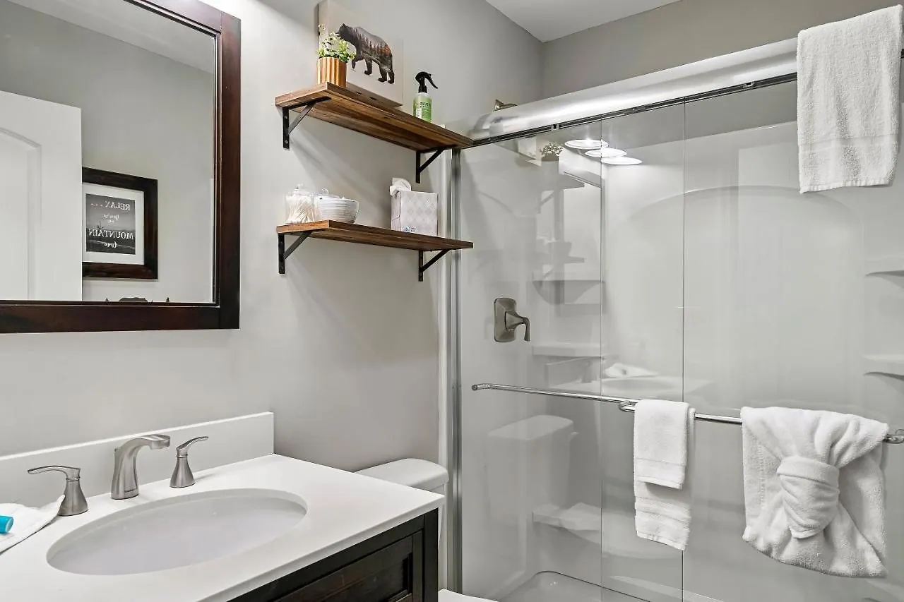 Modern Gem Near Dollywood, Gatlinburg & Smokies - 2 Mins To Pkwy & Strip, Hot Tub, Fire Pit, Cable, Hi-speed Wifi