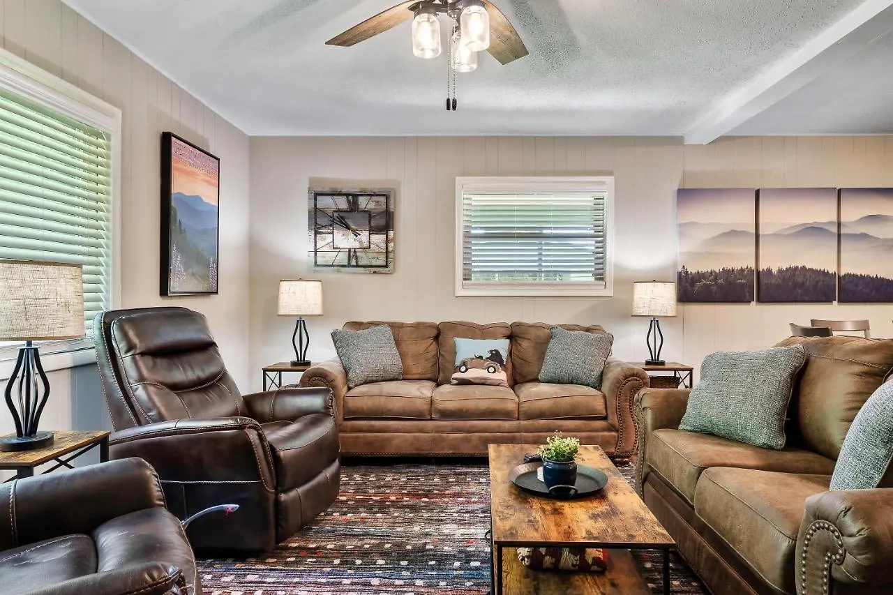 Mountain View Lodge: Retreat With Future Hot Tub Holiday home Pigeon Forge