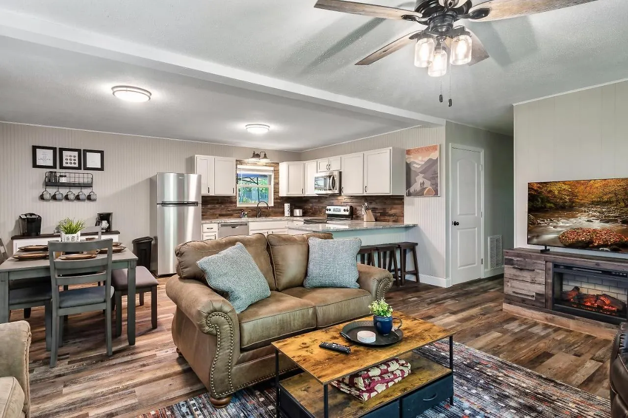 Mountain View Lodge: Retreat With Future Hot Tub