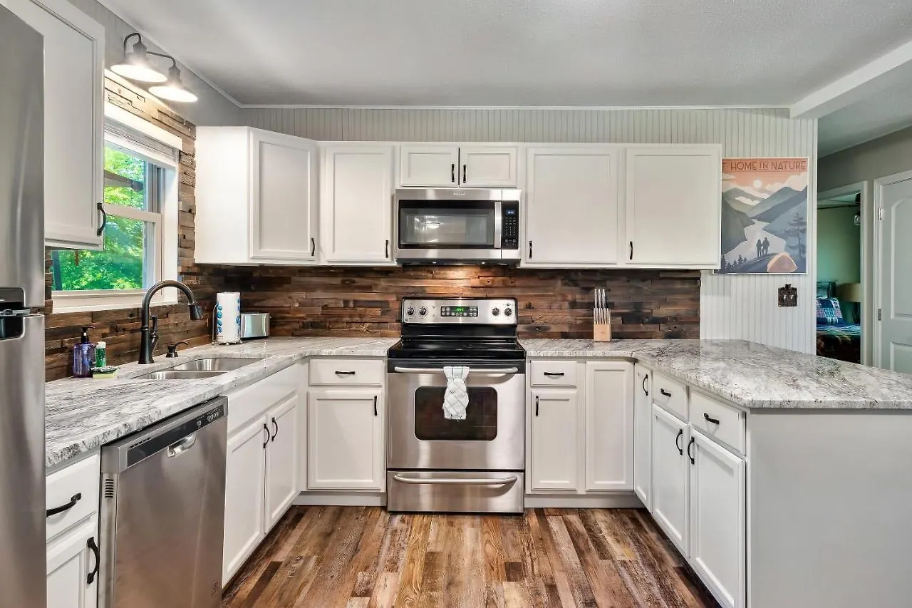 Holiday home Mountain View Lodge: Retreat With Future Hot Tub Pigeon Forge
