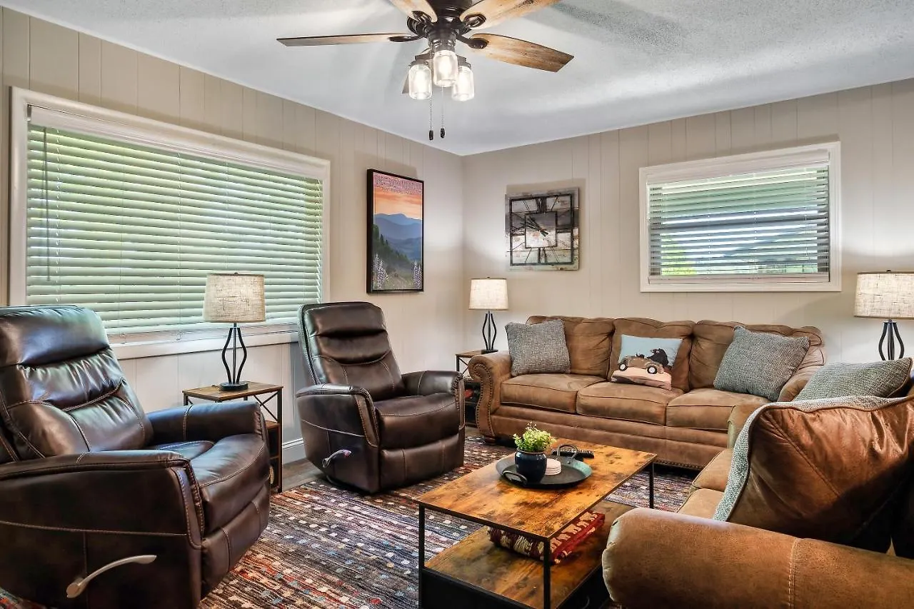 Mountain View Lodge: Retreat With Future Hot Tub Holiday home