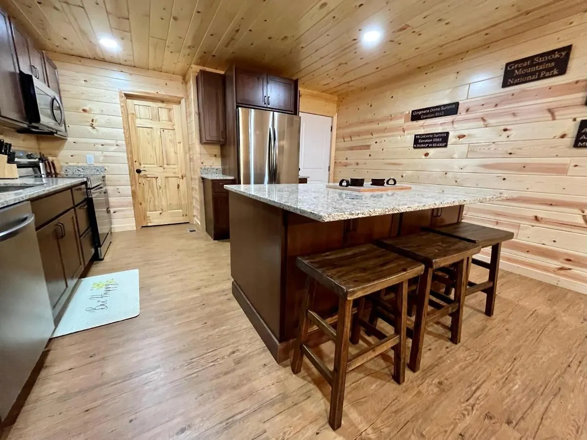 The Hitching Post: Spacious 5br/4ba Rancher