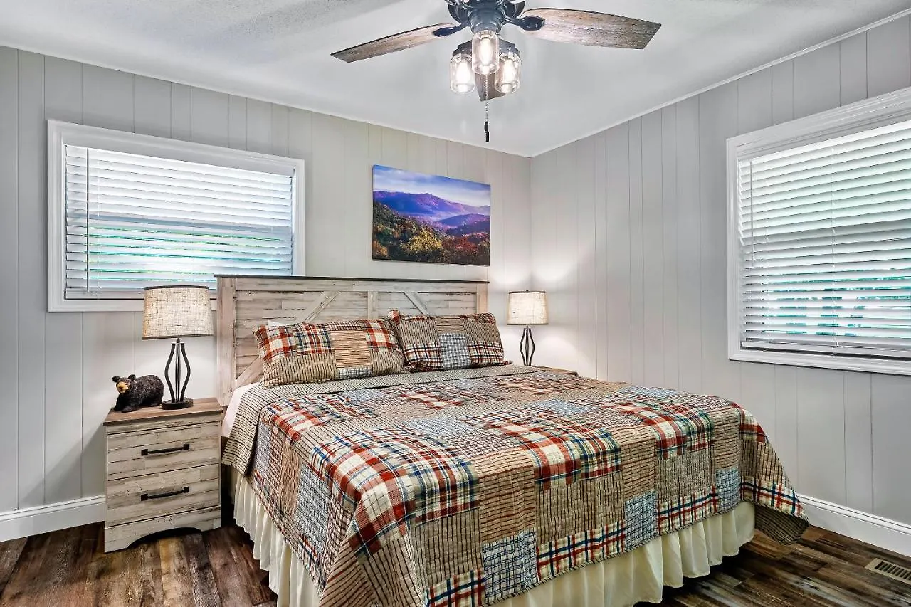 Modern Gem Near Dollywood, Gatlinburg & Smokies - 2 Mins To Pkwy & Strip, Hot Tub, Fire Pit, Cable, Hi-speed Wifi *