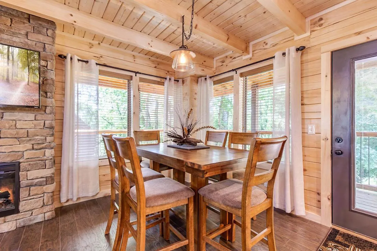 Pure Indulgence, 2 Bedrooms, Hot Tub, Pool Access, Theater Room, Sleeps 10 * Pigeon Forge