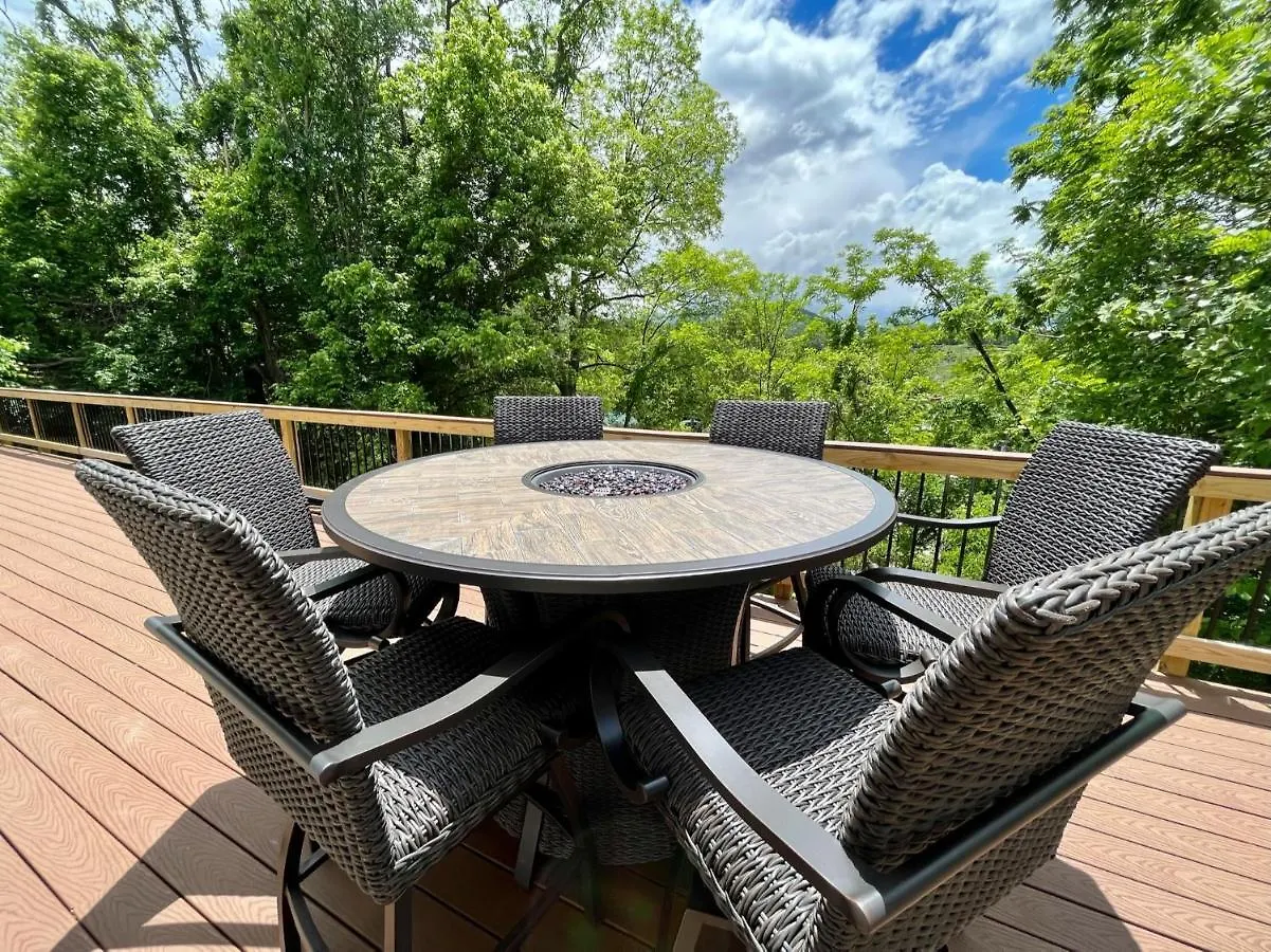 The Hitching Post: Spacious 5br/4ba Rancher