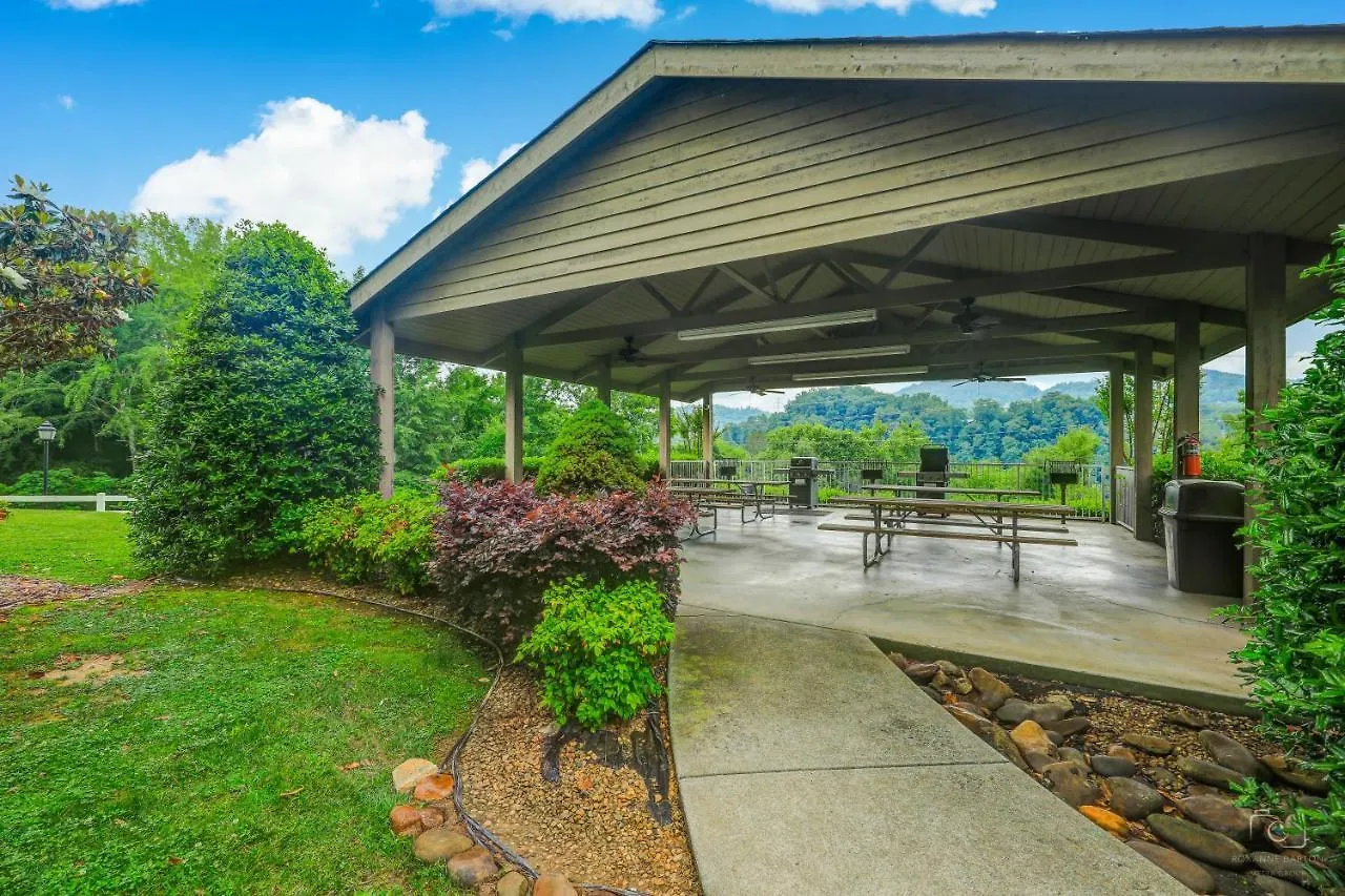 Downtown Retreat Whispering Pines 534 * Pigeon Forge