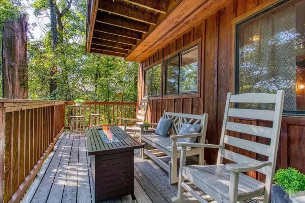Holiday home The Family Stone Luxe Sleeps 12 Hot Tub Dogfriendly Dollywood