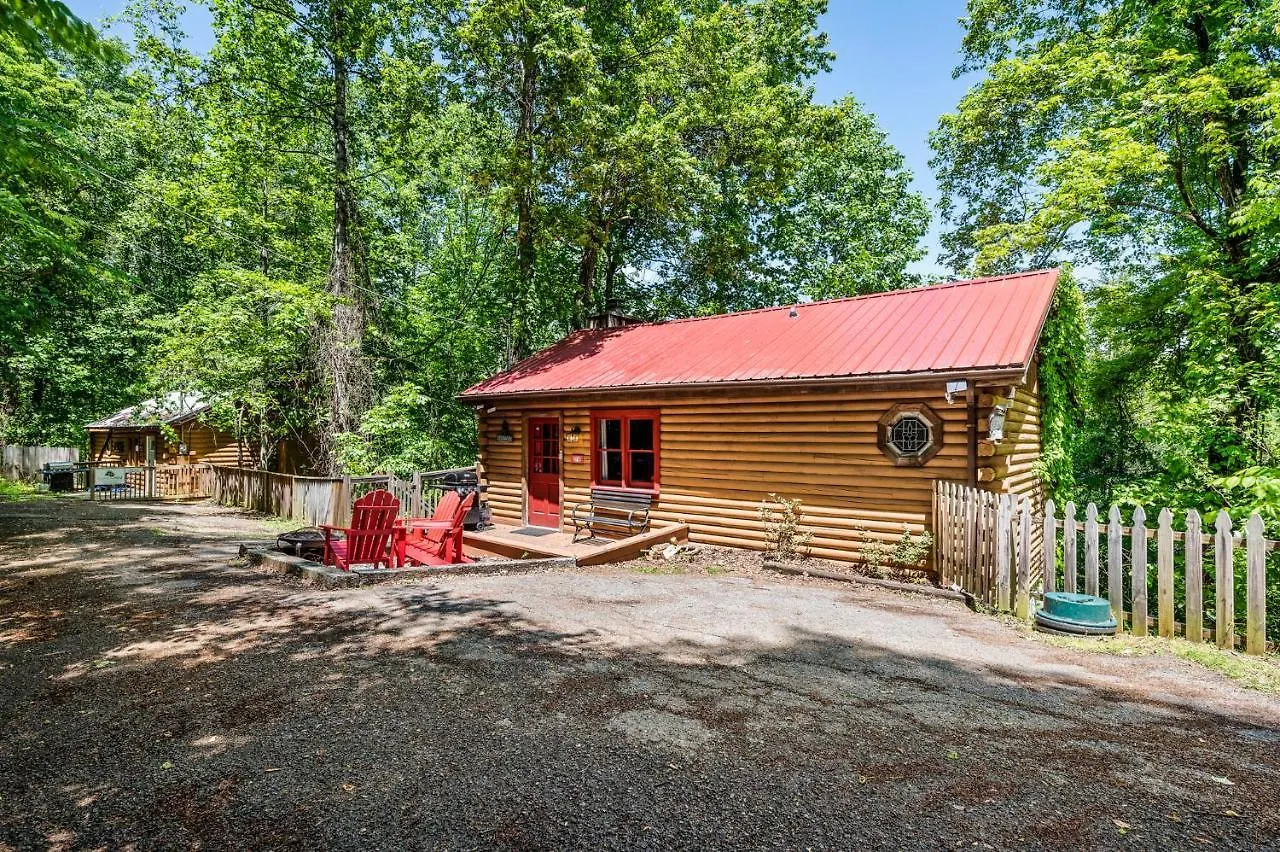 Romantic Log With Hot Tub * Pigeon Forge