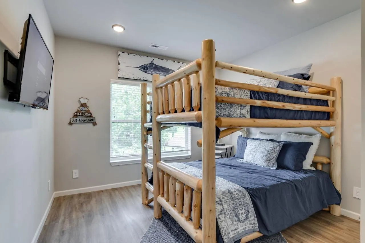 New 3 Bedroom Sleeps 6 Apartment *