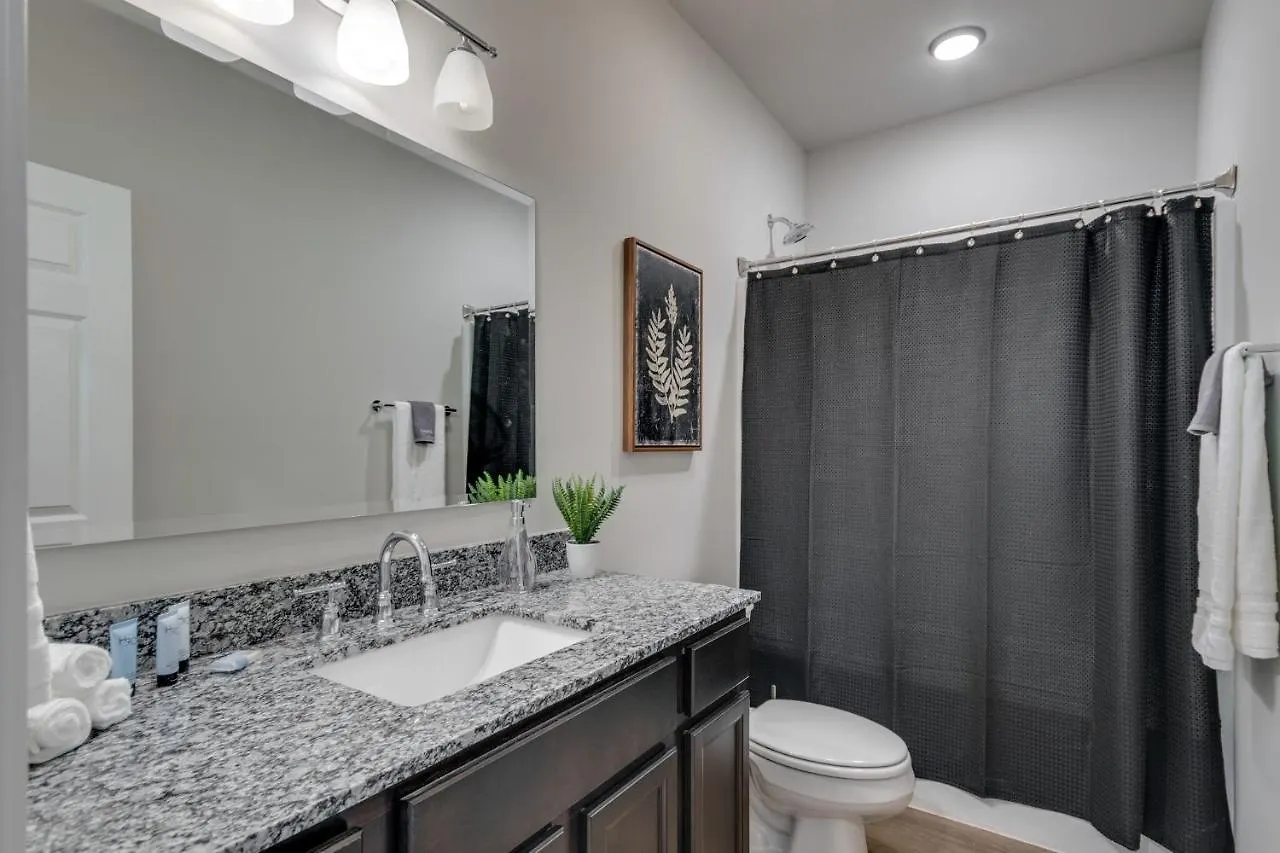 Apartment New 3 Bedroom Sleeps 6