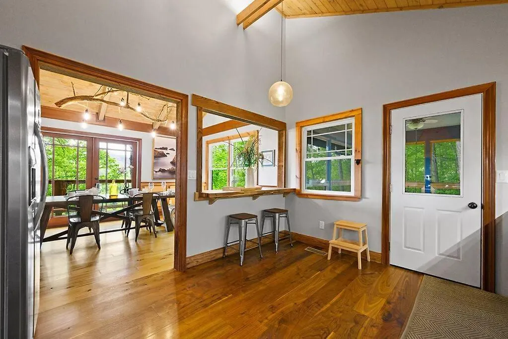 Chic Private W/ Epic Views & Amenities! Holiday home *