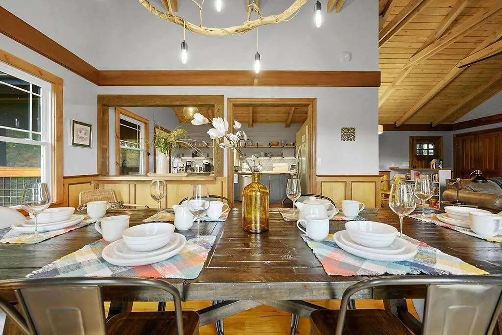 Chic Private W/ Epic Views & Amenities!
