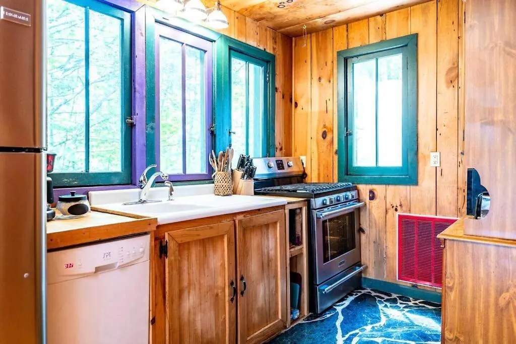 Romantic Gem, 2 Acres, Hot Tub, Free Pet, King Bed Holiday home *