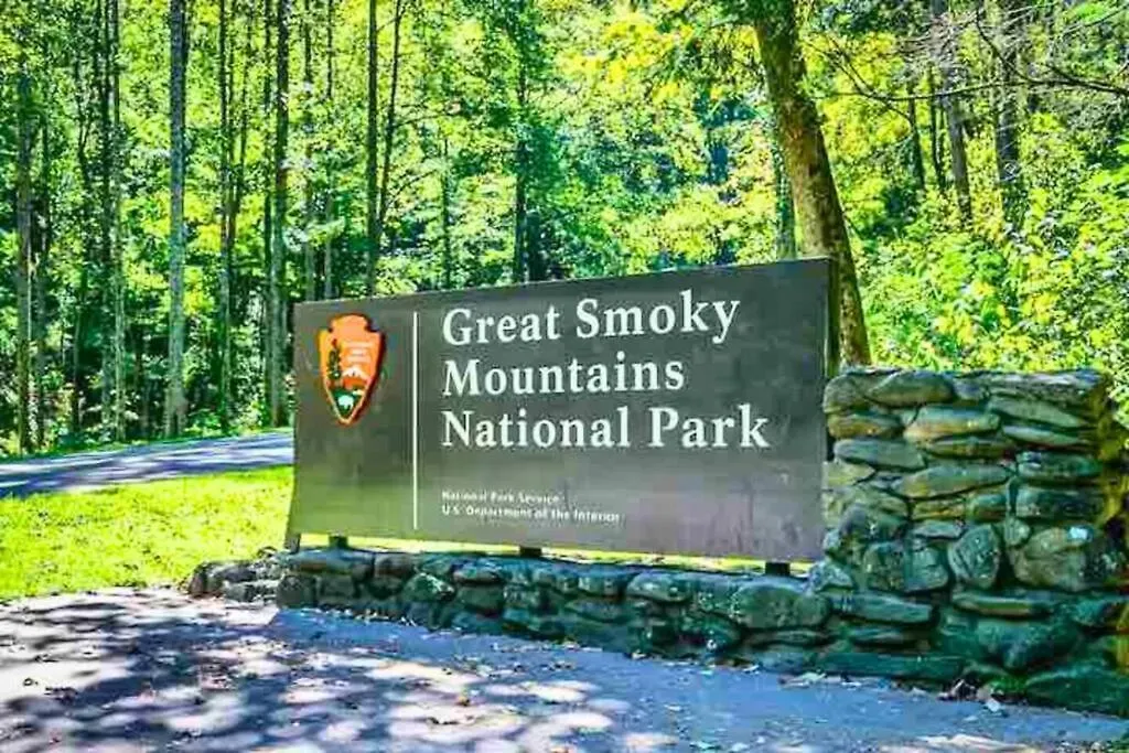 Romantic Gem, 2 Acres, Hot Tub, Free Pet, King Bed * Pigeon Forge