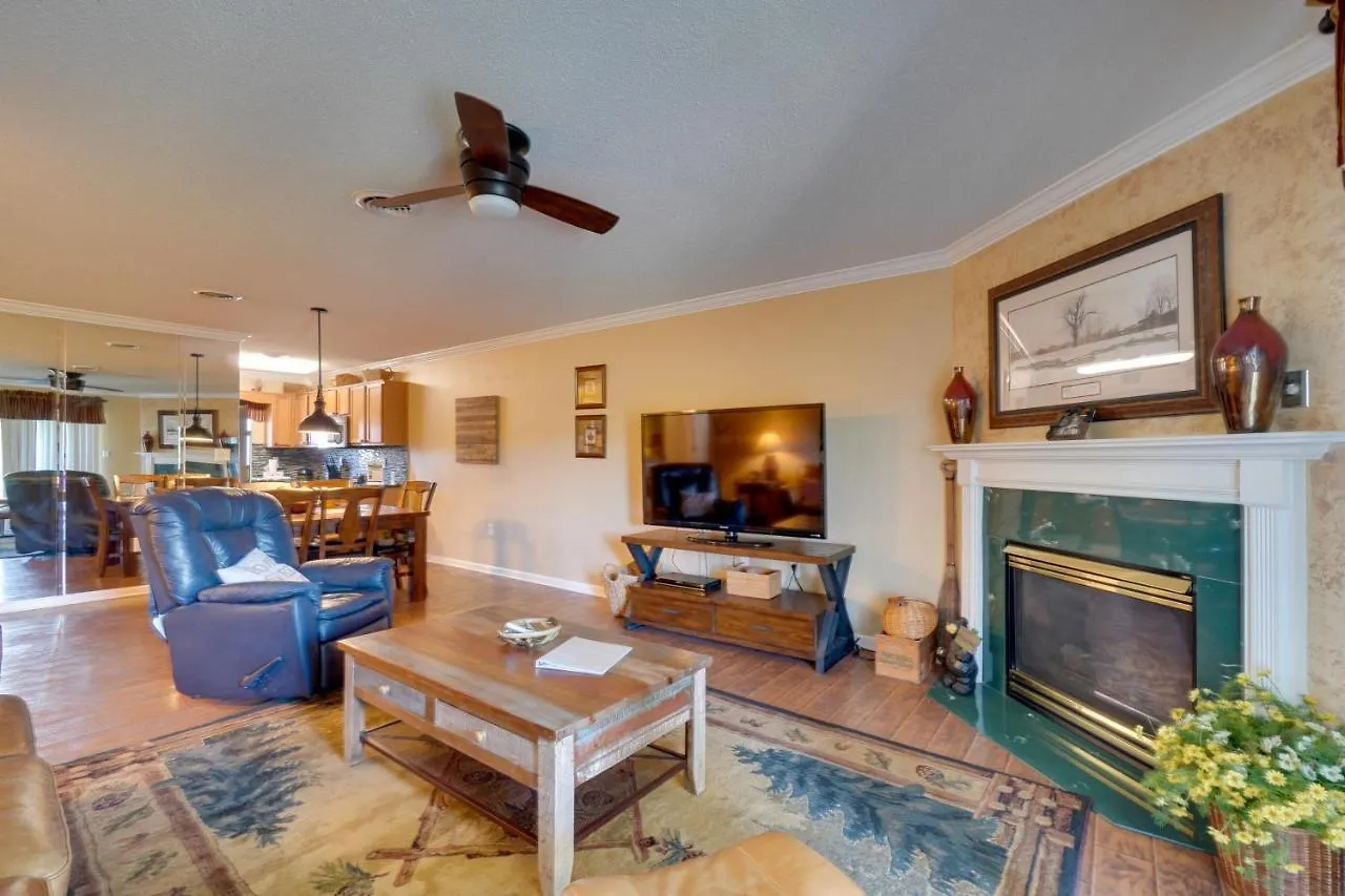 Retreat With Community Pool! Apartment *