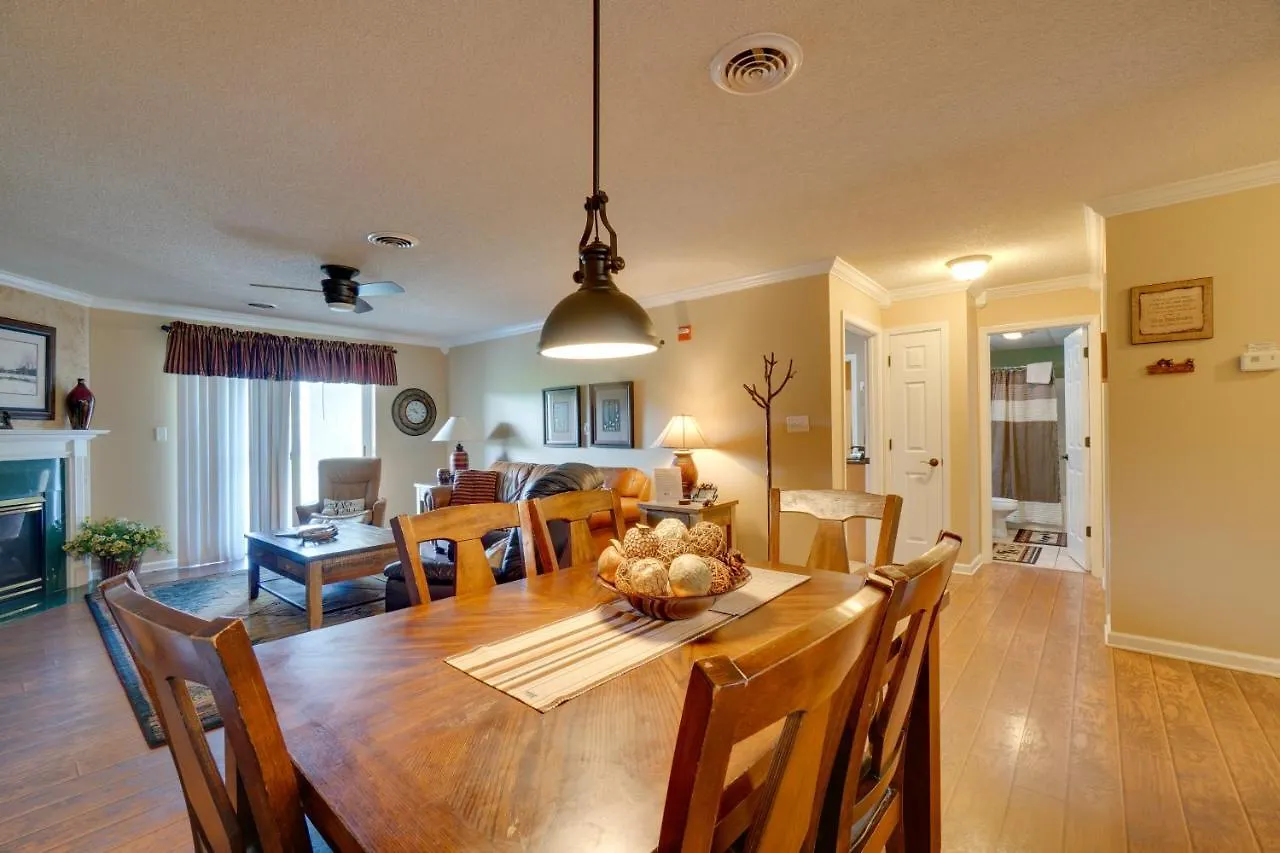 Retreat With Community Pool! Apartment