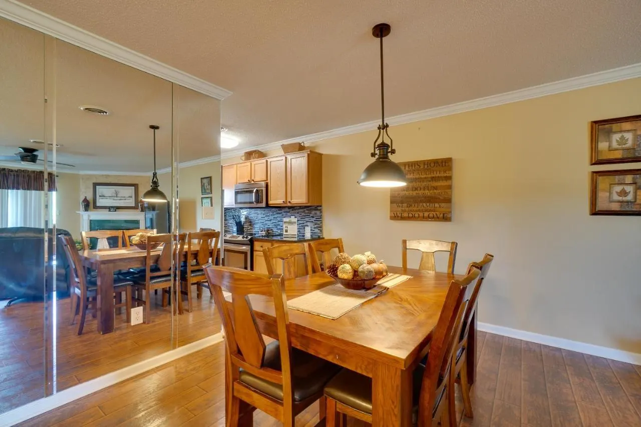 Retreat With Community Pool! Apartment Pigeon Forge