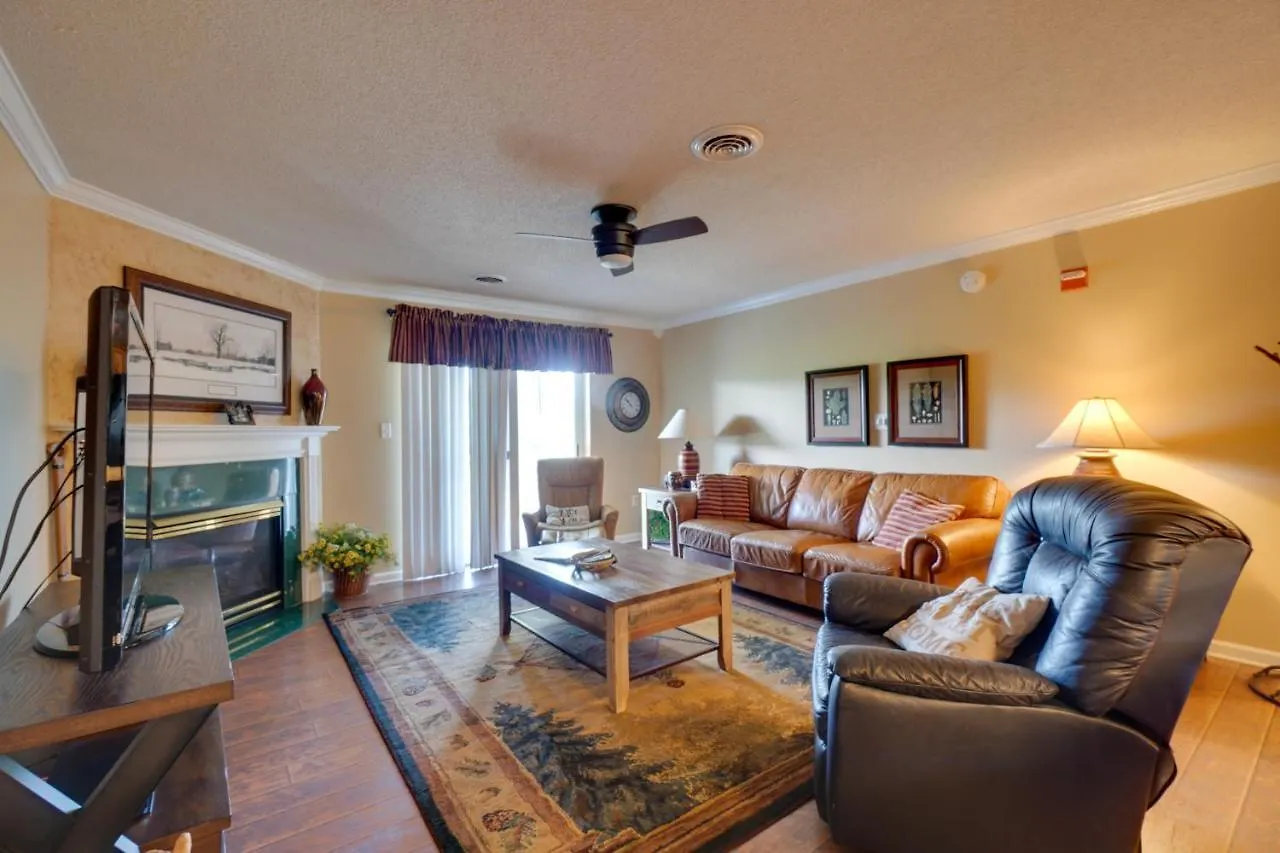 Retreat With Community Pool! Apartment Pigeon Forge