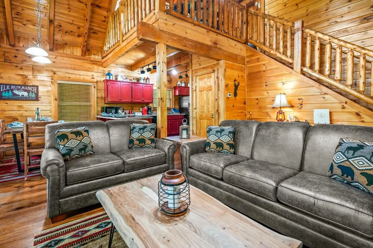 Charming Cabin W/ Hot Tub, Game Room, Location Pigeon Forge