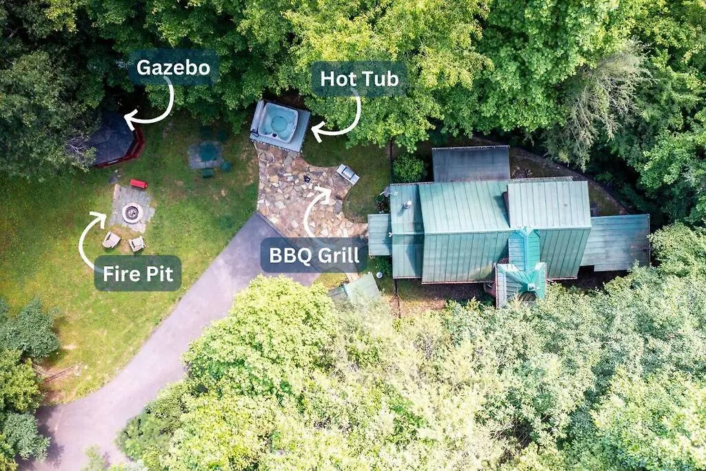 Romantic Gem, 2 Acres, Hot Tub, Free Pet, King Bed Pigeon Forge