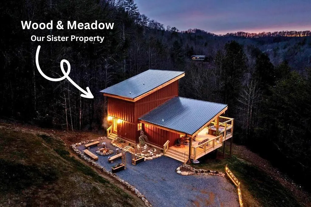 Romantic Gem, 2 Acres, Hot Tub, Free Pet, King Bed Pigeon Forge