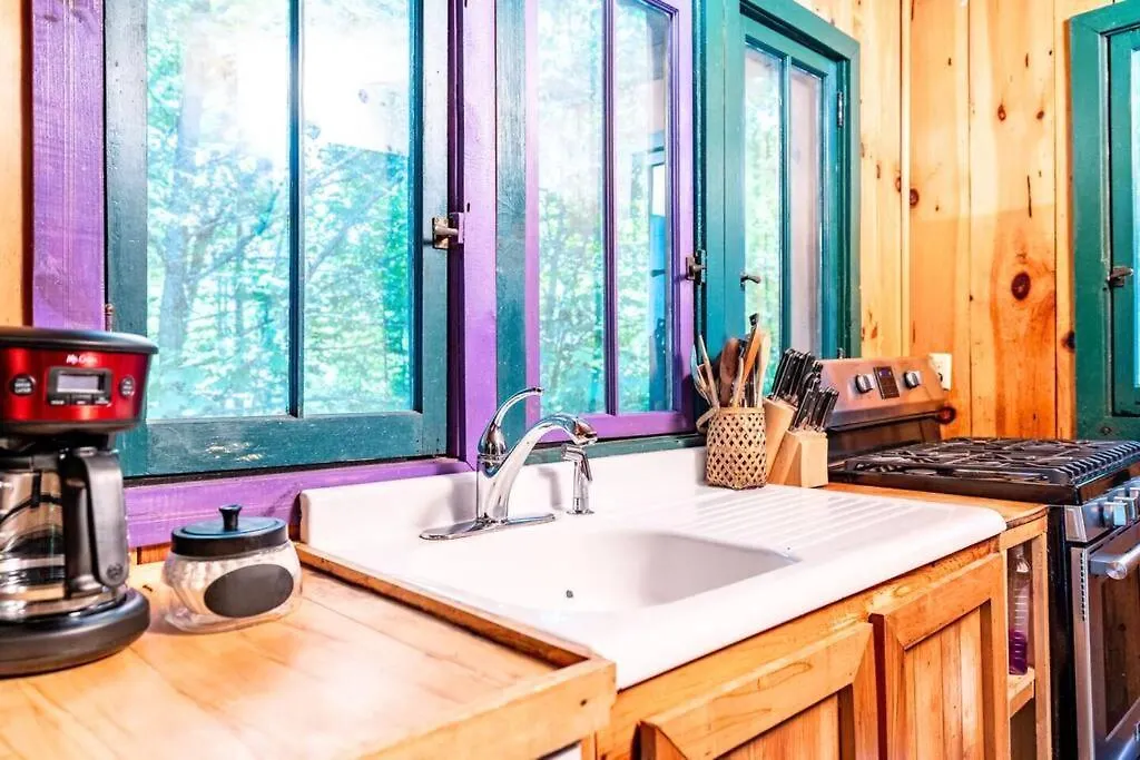 Romantic Gem, 2 Acres, Hot Tub, Free Pet, King Bed * Pigeon Forge