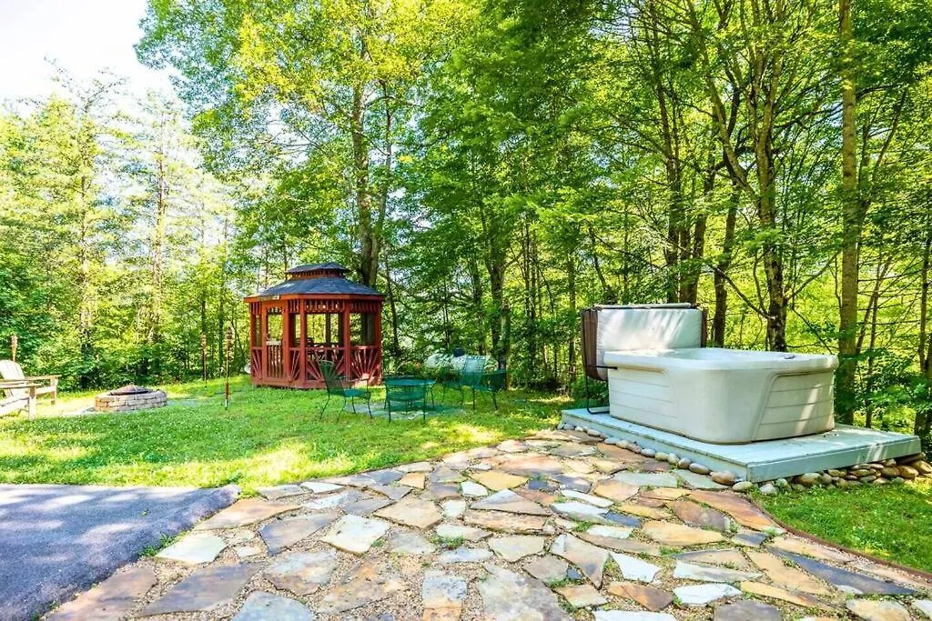 Romantic Gem, 2 Acres, Hot Tub, Free Pet, King Bed