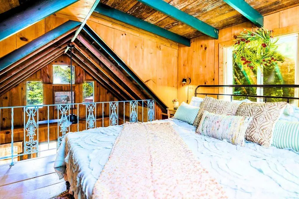 Romantic Gem, 2 Acres, Hot Tub, Free Pet, King Bed *