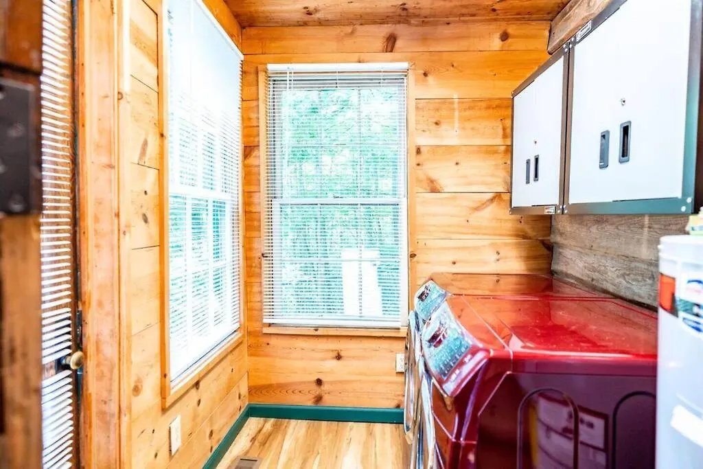 Romantic Gem, 2 Acres, Hot Tub, Free Pet, King Bed Holiday home Pigeon Forge